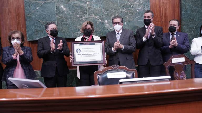 Mirna Nereida Medina Quiñónez recibió el Premio Medalla de Honor Dra Norma Corona Sapién