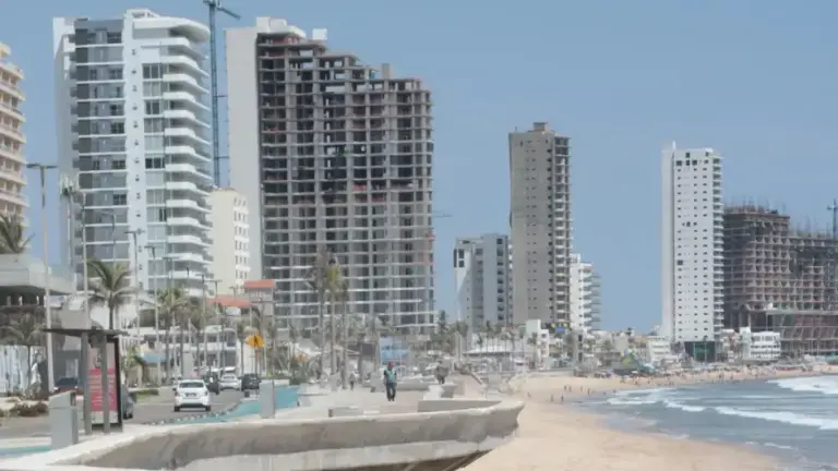 El desarrollo en Mazatlán pasó de ser 90 por ciento horizontal a levantarse torres de hasta 30 niveles por el malecón en los últimos 15 años.