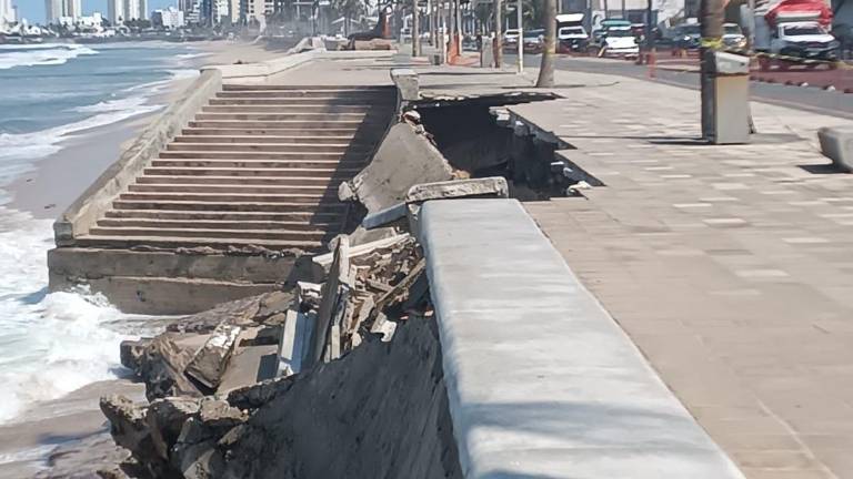 El socavón en el malecón de Mazatlán continúa sin ser reparado y la zona permanece acordonada ante el riesgo de nuevos desprendimientos.