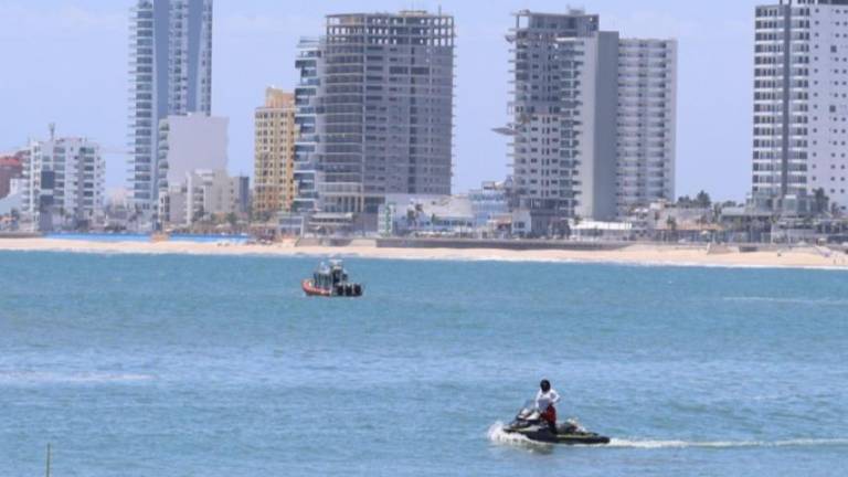 Elementos de Marina y salvavidas realizan recorridos en la bahía de Mazatlán en la búsqueda del triatleta desaparecido.