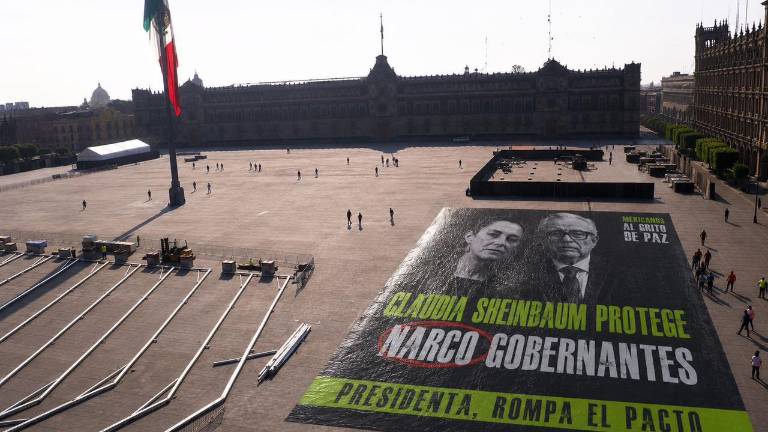 Lona desplegada en el Zócalo de la Ciudad de México.