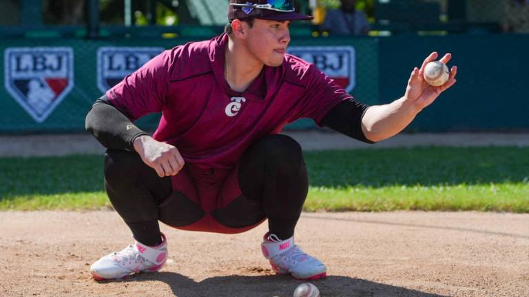 Alexis Wilson ya se ponen al corriente en el campamento de Tomateros de Culiacán.