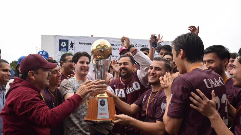Linces de la Universidad Autónoma de Occidente recibe su trofeo de campeón.