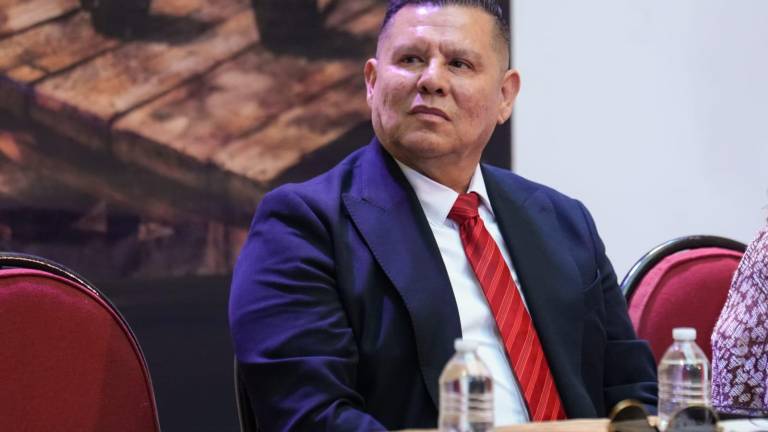 El autor Ronaldo Leal presenta su libro ‘¡Y si me jalan... me rajo!’.