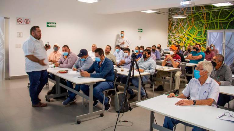 El Ing. Tomás López Montoya, colaborador de Hub Pacífico Norte-Sinaloa-CIMMYT, con la conferencia: “Sistemas de labranza para la optimización de costos de preparación del suelo”.
