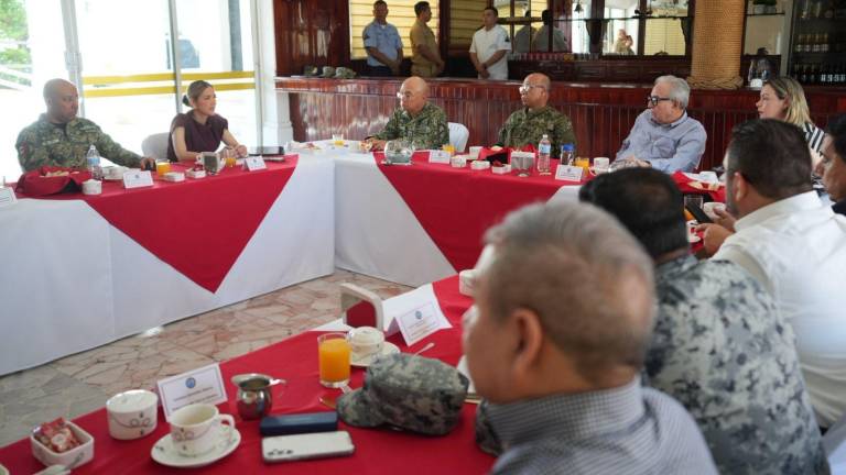 Reunión de la Mesa Estatal de Seguridad en las instalaciones de la Cuarta Zona Naval en Mazatlán.