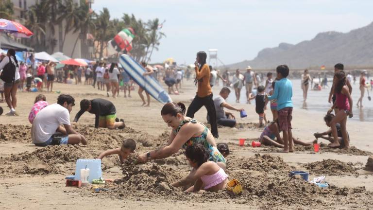 Las playas de Mazatlán registraron una alta afluencia este Sábado de Gloria, con miles de visitantes concentrados principalmente en Playa Gaviotas.