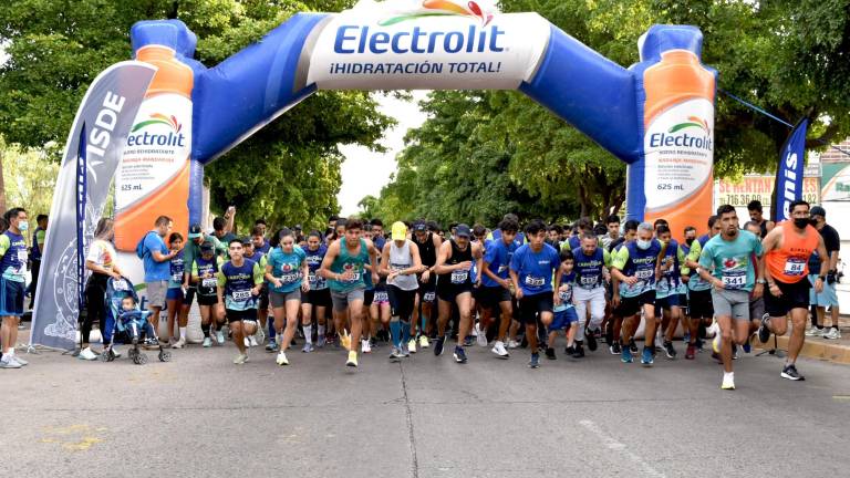 Los competidores salieron a toda velocidad para iniciar el trayecto.