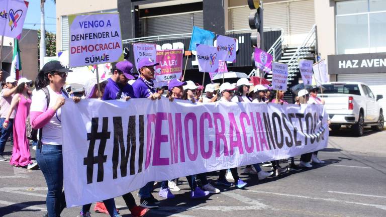 Al menos mil personas se han unido al movimiento de la “Marea Rosa” este domingo en Culiacán, que marcha de la Lomita a Catedral.