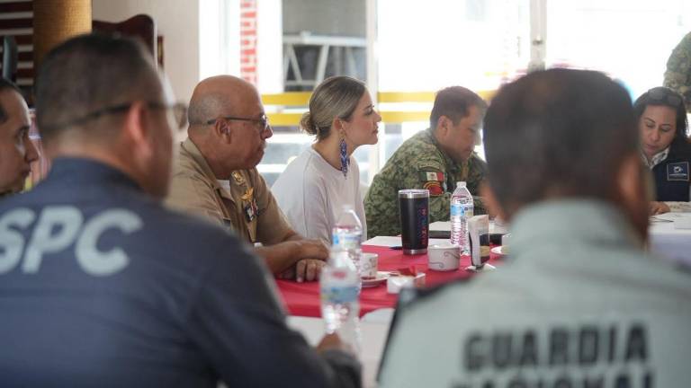 La Alcaldesa de Mazatlán Estrella Palacios Domínguez en la reunión de la mesa de seguridad.