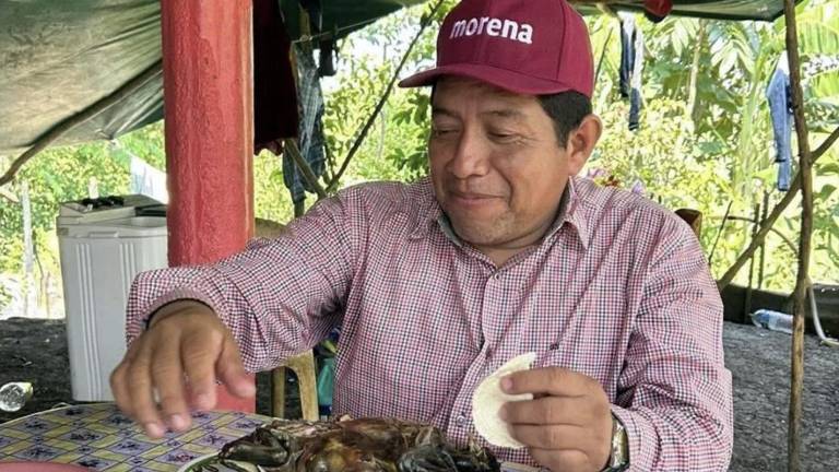 En las fotografías, Antonio Silvan aparece consumiendo una tortuga conocida como “guao”.