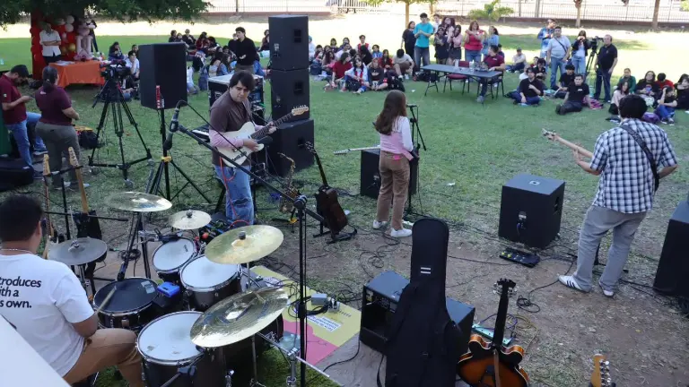 Más de 15 bandas se reunieron para celebrar con música el Día del Amor y la Amistad.
