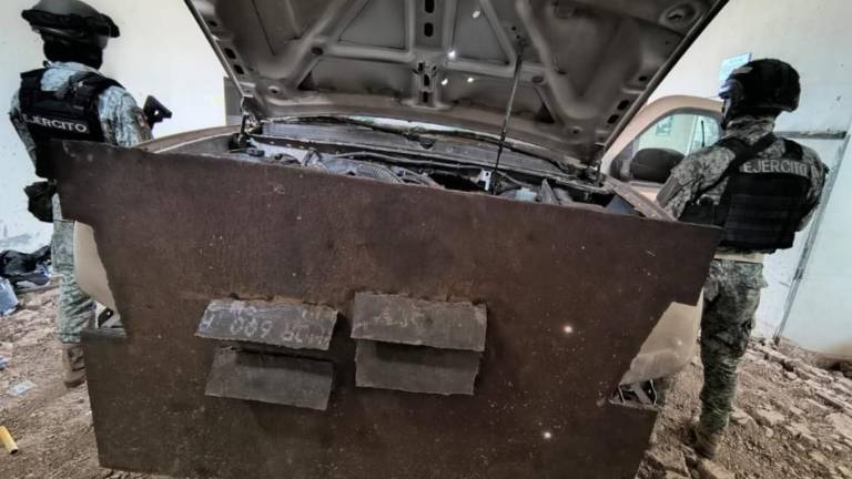 Militares inhabilitaron un vehículo con blindaje artesanal que era modificado en Rosario, Sinaloa.