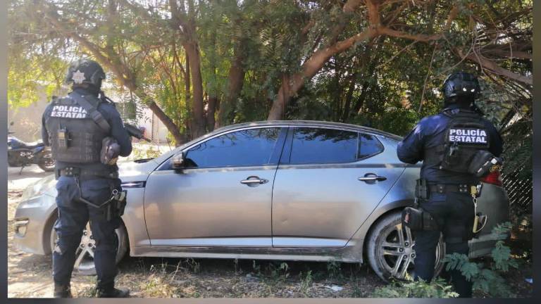 Elementos de la Policía Estatal aseguraron dos vehículos con reporte de robo en la sindicatura de Aguaruto.