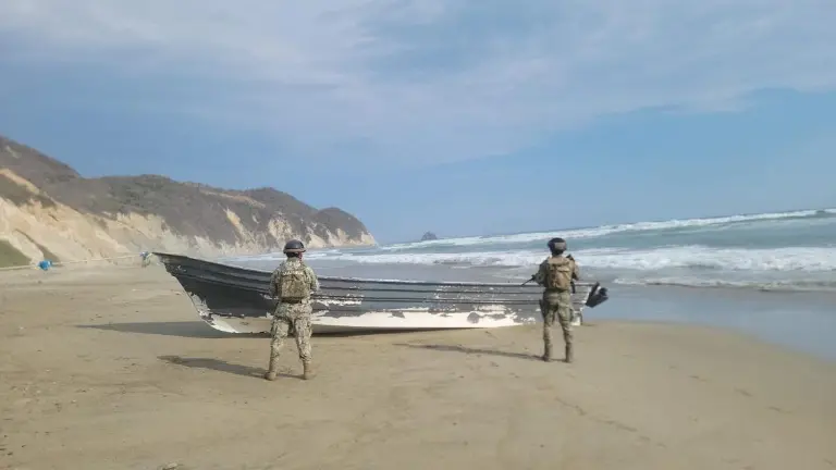 Lancha interceptada en las costas de Michoacán donde transportaban 265 kilos de presunta cocaína.