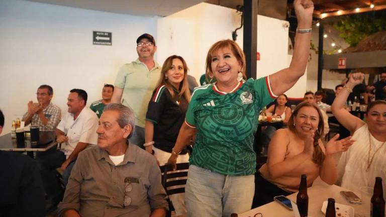 La aspirante de Morena a la candidatura al Gobierno de Sinaloa, Tere Guerra Ochoa, en un restaurante durante el juego de la Selección Mexicana.