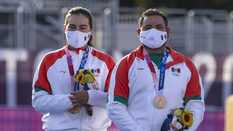Alekandra Valencia y Luis Álvarez, con su medalla de bronce en tiro con arco mixto.