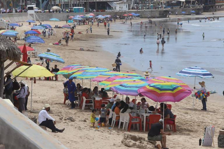 Concientizan a vacacionistas a mantener playas limpias