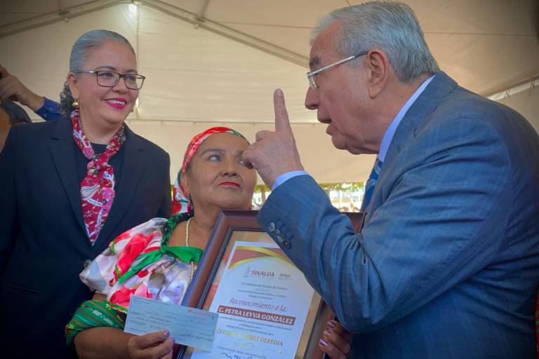 Recibe la gestora y artesana Petra Leyva el Premio Agustina Ramírez