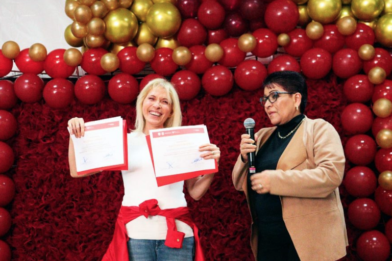 Canta Yuri a 100 mujeres reclusas en un centro de reinserción social