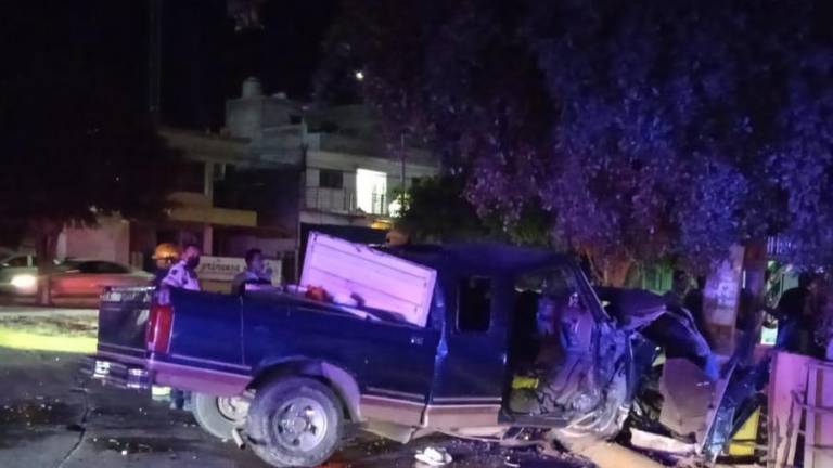 Choca camioneta contra postes en Culiacán y 5 personas resultan lesionadas