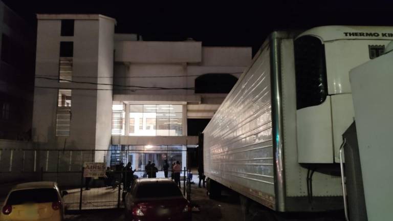 Aseguran a 13 personas por robar en bodega en Culiacán