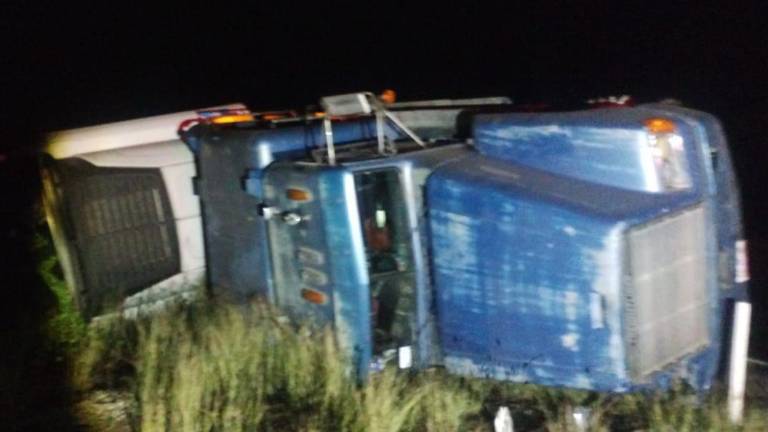 El vehículo quedó recostado hacia su lado derecho.