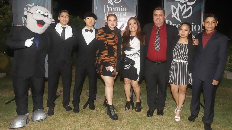 La mascota del Imdem junto a Ángel Ponce, Hayato Yoshii, Arantxa Moreno, Alma Bautista, Jesús Moreno, Aritzu Cisneros y Arturo Reyes.