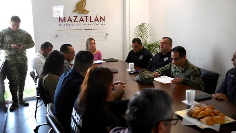 La Alcaldesa de Mazatlán Estrella Palacios Domínguez participa en la Mesa de Seguridad.