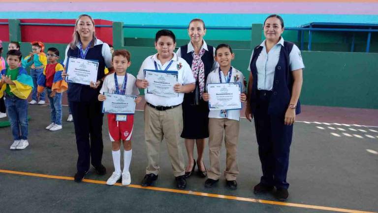 Sebastián Olivas Lizárraga, Omar Alexander Navarro Torres y Gael Abraham Escobar Celis, y su asesora Karina Antonieta Rosas Torres, con sus reconocimientos.