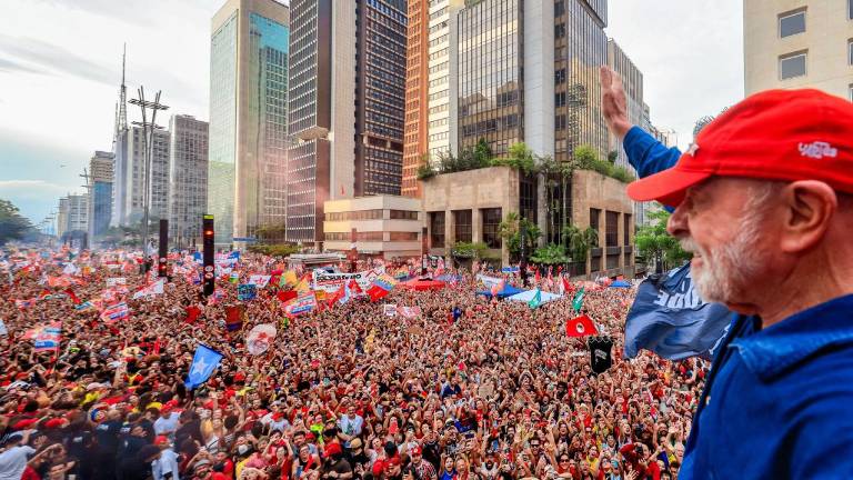 Lula da Silva gana la reelección por un estrecho margen sobre Bolsonaro.