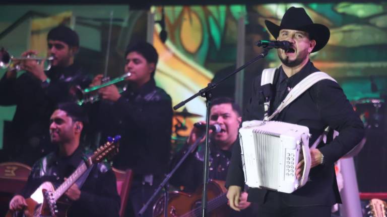 Edén Muñoz ofreció un concierto lleno de energía durante la coronación de Javier I en el estadio Teodoro Mariscal.