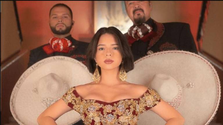 Ángela Aguilar con su papá y su hermano Leonardo.