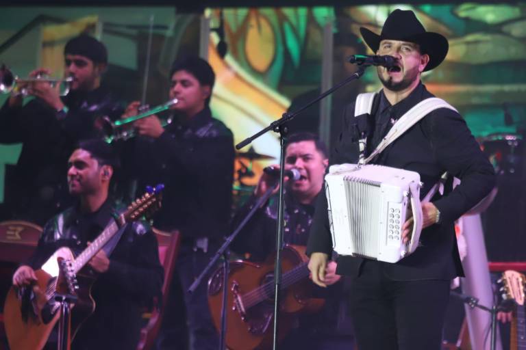 Edén Muñoz ofreció un concierto lleno de energía durante la coronación de Javier I en el estadio Teodoro Mariscal.