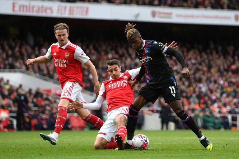 Arsenal se aleja en la cima al golear al Crystal Palace