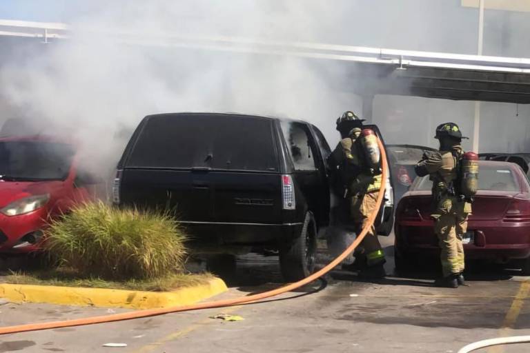 Se incendia camioneta en estacionamiento de tienda de conveniencia en Mazatlán
