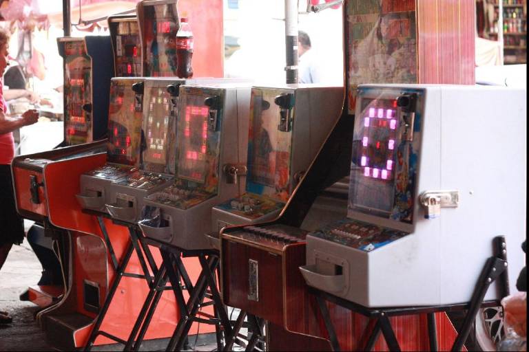 ‘Regula’ Ayuntamiento sitios de maquinitas; solo les pide no obstruir banquetas