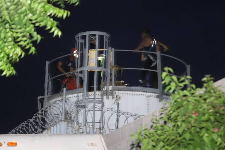 Rescatan a trabajador que se desvaneció dentro de tanque en Mazatlán