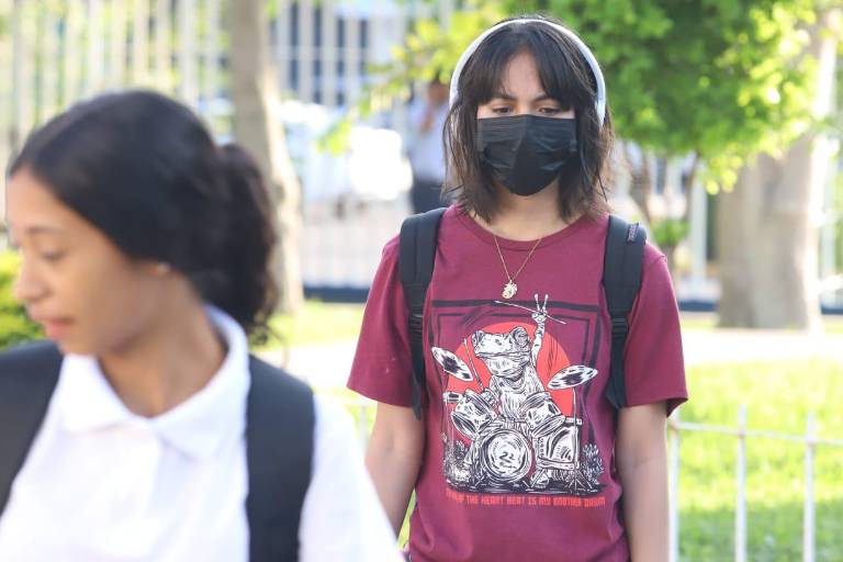 Atienden estudiantes de la UAS uso del cubrebocas en Mazatlán