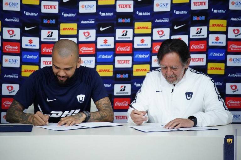 Dani Alves estampa su firma con Pumas