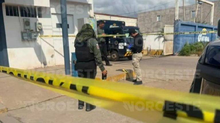 Elementos de seguridad acordonaron la zona del hallazgo de un presunto cráneo humano en calles de Guamúchil.