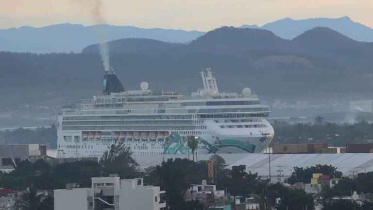 Entrada a Mazatlán del crucero turístico Norwegian Jade.