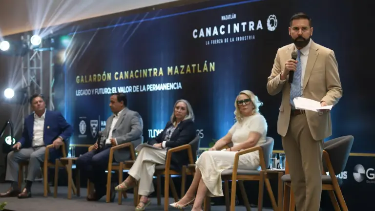 Representantes de Grupo Alerta, Bimbo y Venados compartieron su trayectoria y visión durante el panel “Legado y Futuro, el valor de la permanencia”.