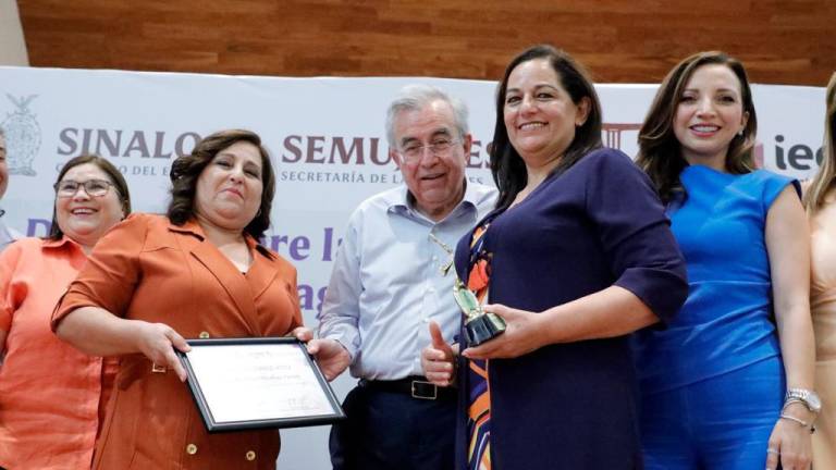 Gobernador entrega reconocimiento póstumo a ex alcaldesas de Mocorito