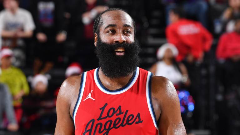 James Harden tiene hasta este jueves para saber si será cambiado de equipo en la NBA.