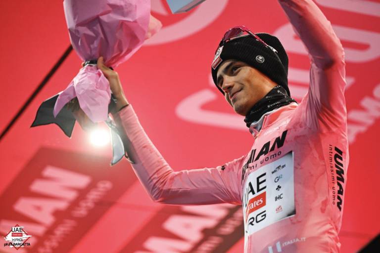 Mexicano Isaac Del Toro conserva la ‘maglia rosa’ en Pisa presionado por Juan Ayuso