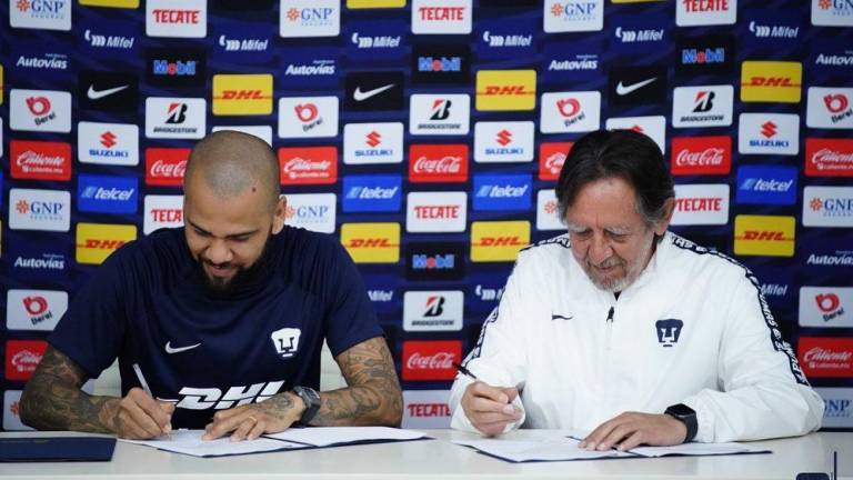 Dani Alves firma su contrato con Pumas.