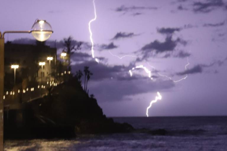 Fuerte tormenta eléctrica cae sobre Mazatlán y el sur de Sinaloa