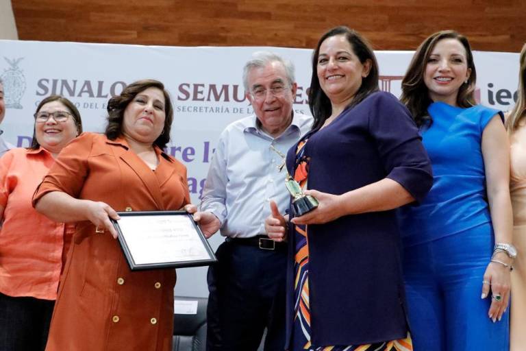 Gobernador entrega reconocimiento póstumo a ex alcaldesas de Mocorito