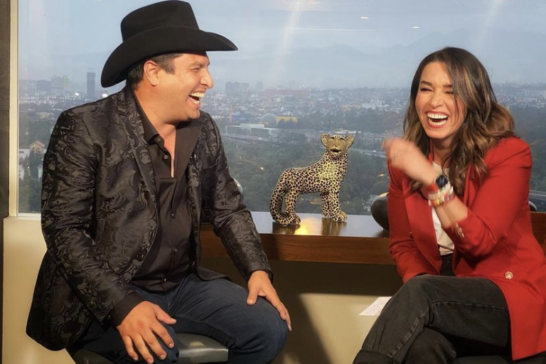 Julión Álvarez y Laura G culminan entrevista tras el sismo de 7.1